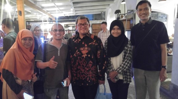 Foto bareng kawan-kawan Blogger Bandung dengan Pak Aher
